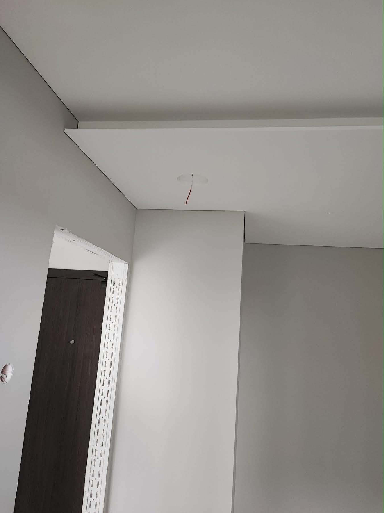 Šiuolaikiškas kambarys Vilniuje su mechanizuoto glaistimo Q4 klase, integruota LED apšvietimo sistema ir įtempiamų lubų instaliacija
